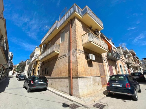 casa indipendente in vendita a Canosa di Puglia