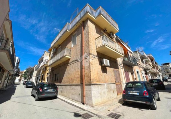 casa indipendente in vendita a Canosa di Puglia