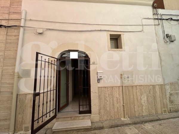 casa indipendente in vendita a Canosa di Puglia