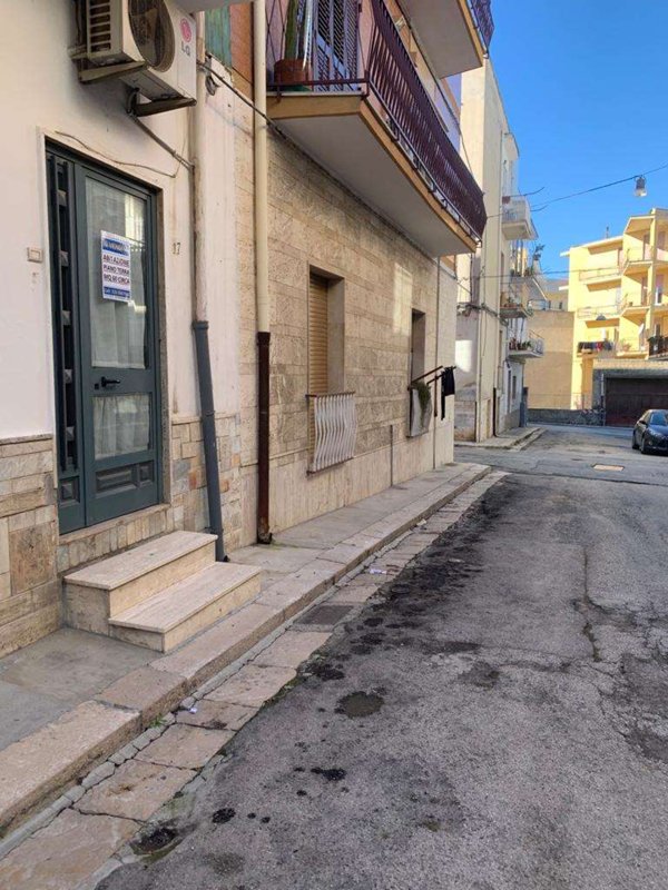casa indipendente in vendita a Canosa di Puglia