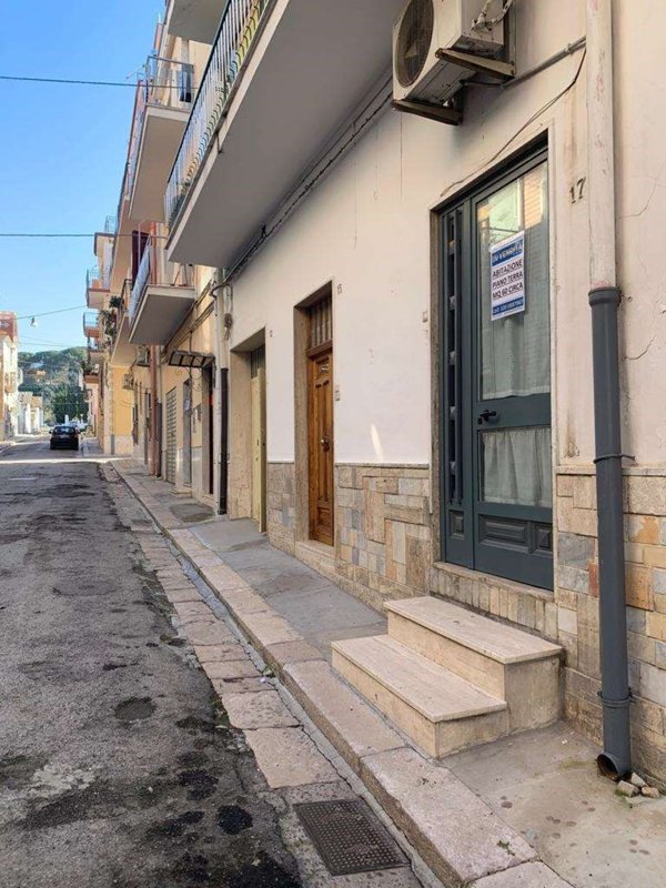 casa indipendente in vendita a Canosa di Puglia