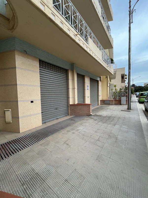 negozio in vendita a Canosa di Puglia