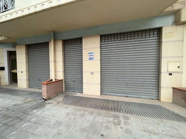 negozio in vendita a Canosa di Puglia