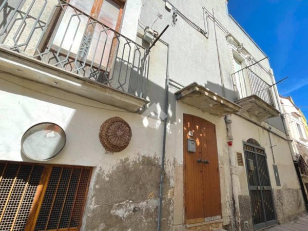 casa indipendente in vendita a Canosa di Puglia