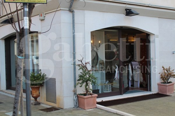 locale commerciale in vendita a Canosa di Puglia