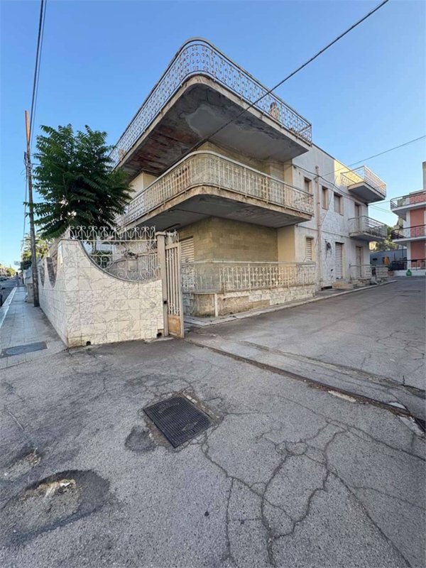 intera palazzina in vendita a Canosa di Puglia