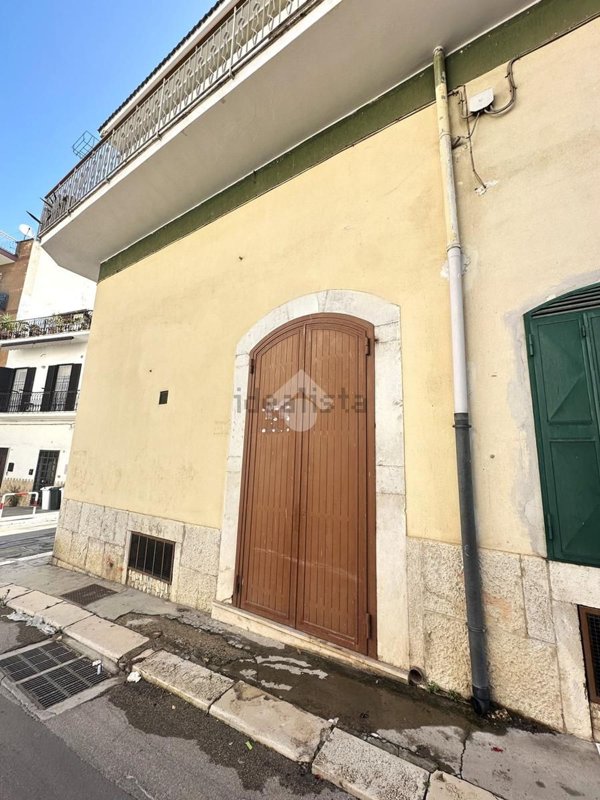 locale commerciale in vendita a Canosa di Puglia