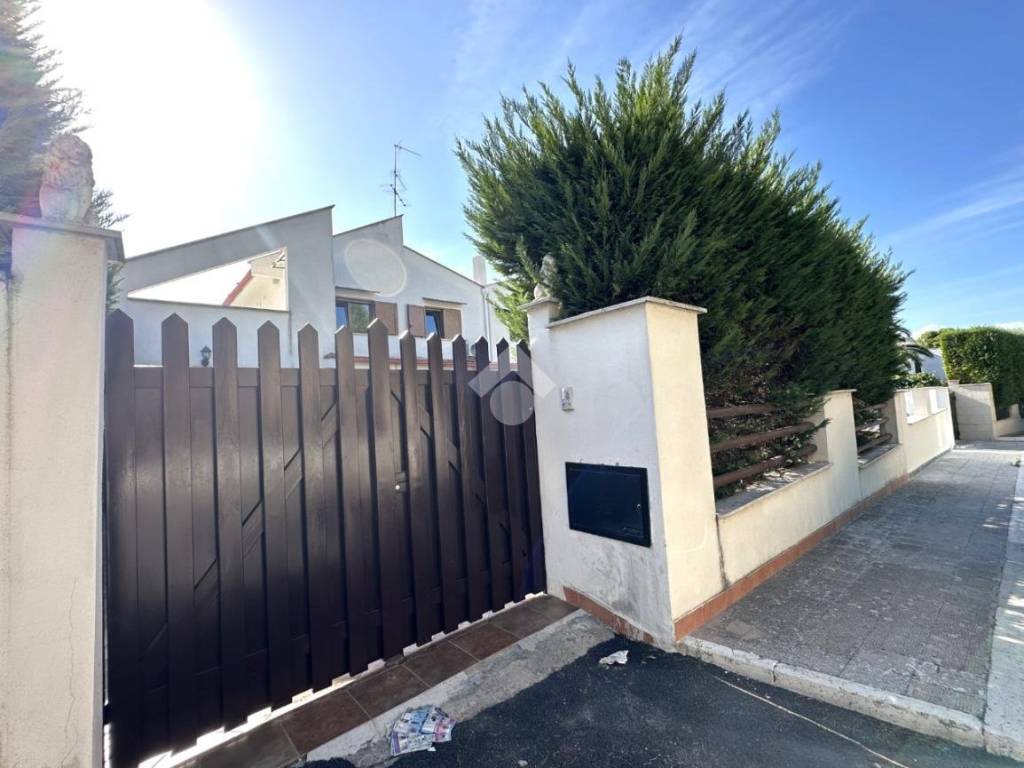 casa indipendente in vendita a Canosa di Puglia