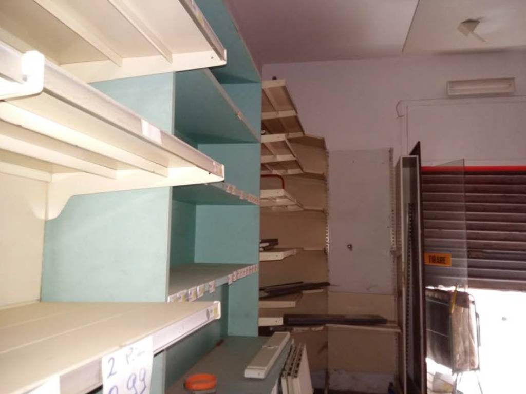 locale commerciale in vendita a Canosa di Puglia