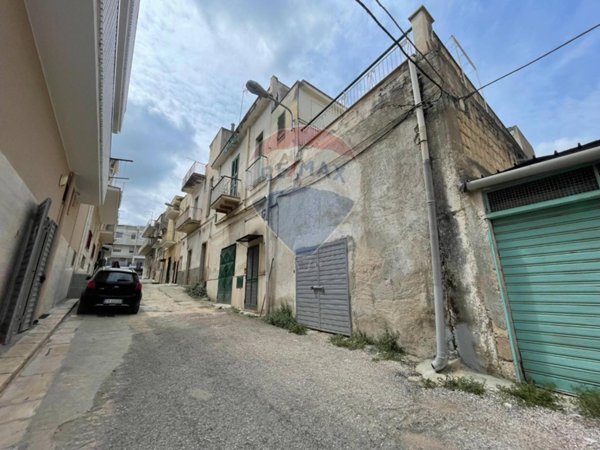 casa indipendente in vendita a Canosa di Puglia
