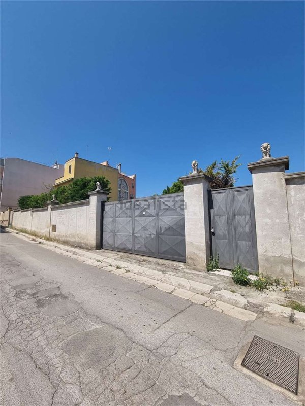 casa indipendente in vendita a Canosa di Puglia