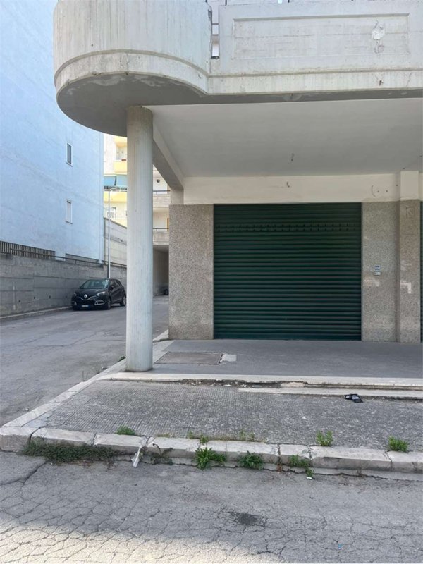 locale commerciale in vendita a Canosa di Puglia
