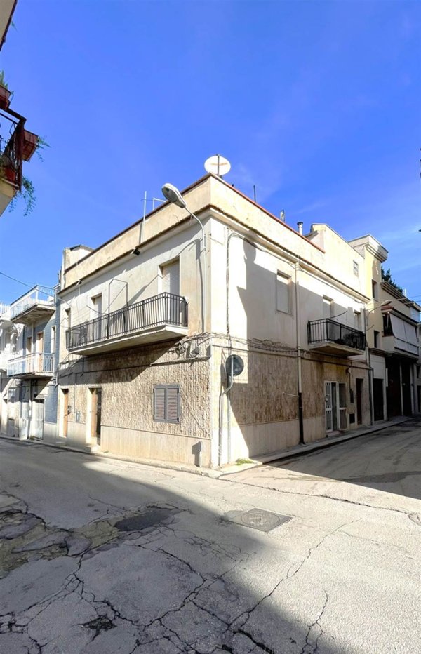 casa indipendente in vendita a Canosa di Puglia