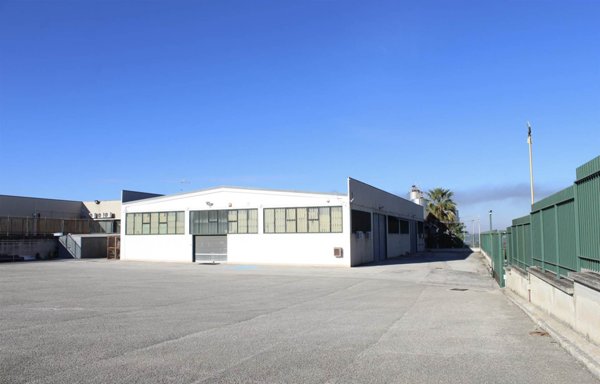 locale commerciale in vendita a Canosa di Puglia