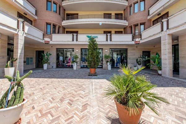 negozio in vendita a Canosa di Puglia