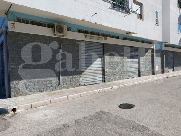 negozio in vendita a Canosa di Puglia