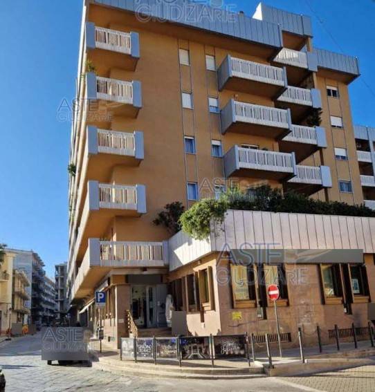 negozio in vendita a Canosa di Puglia