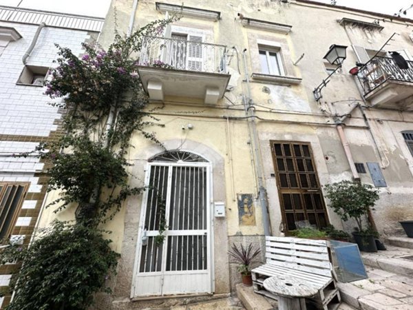 casa indipendente in vendita a Canosa di Puglia