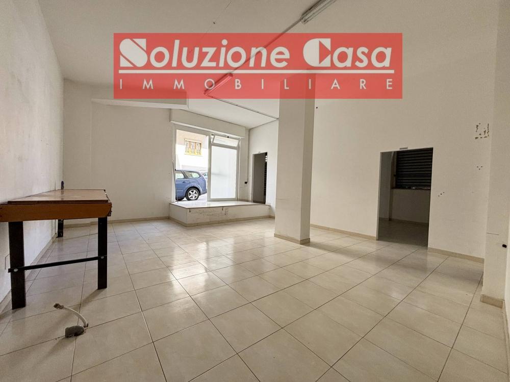 locale commerciale in vendita a Canosa di Puglia