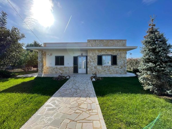casa indipendente in vendita a Canosa di Puglia in zona Loconia