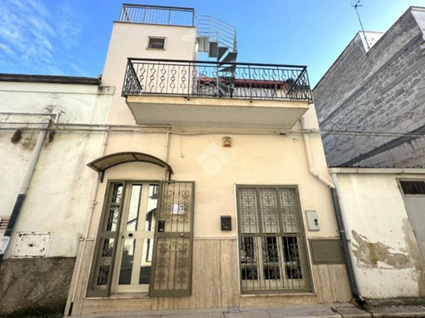 casa indipendente in vendita a Canosa di Puglia