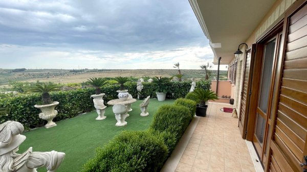 casa indipendente in vendita a Canosa di Puglia