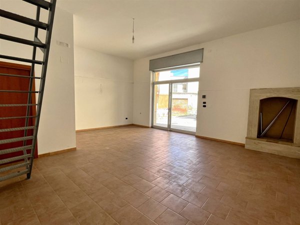 locale commerciale in vendita a Canosa di Puglia