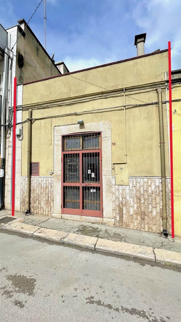 negozio in vendita a Canosa di Puglia