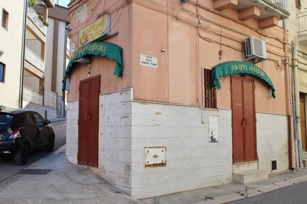 locale commerciale in vendita a Canosa di Puglia