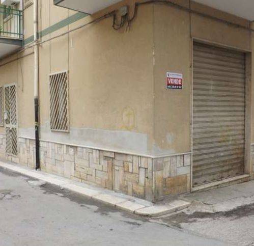 negozio in vendita a Canosa di Puglia
