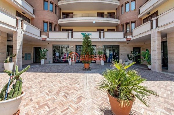 locale commerciale in vendita a Canosa di Puglia