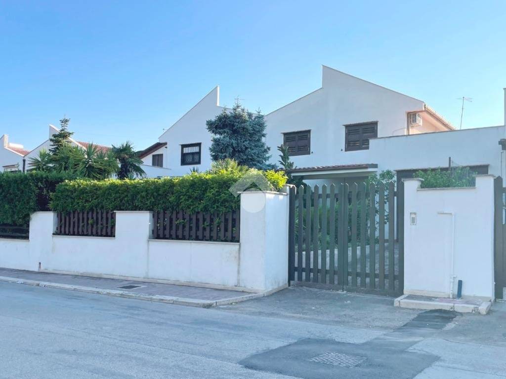 casa indipendente in vendita a Canosa di Puglia