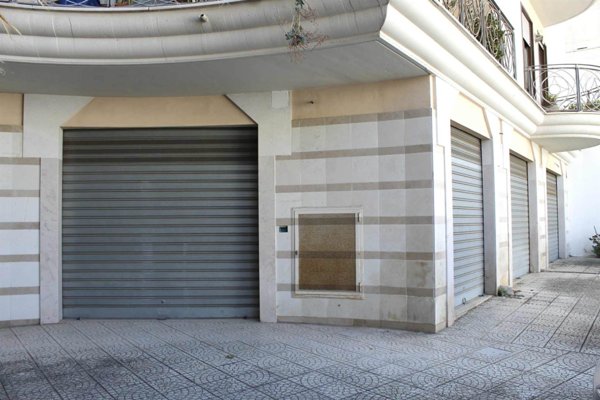 locale commerciale in vendita a Canosa di Puglia