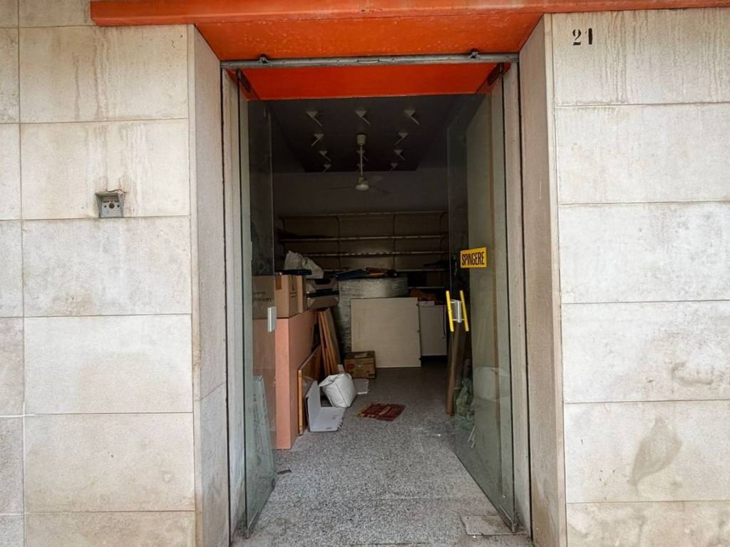 locale commerciale in vendita a Canosa di Puglia
