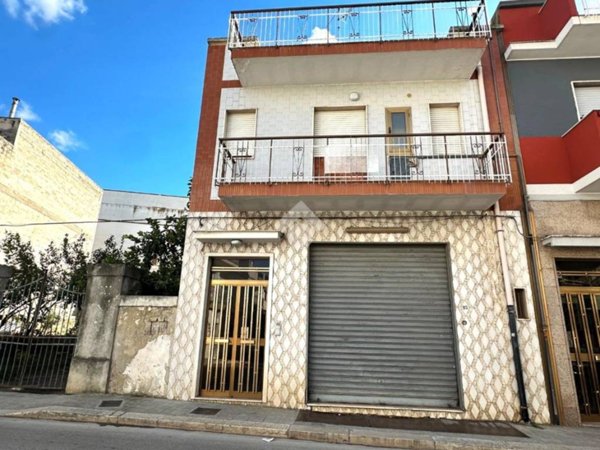 casa indipendente in vendita a Canosa di Puglia