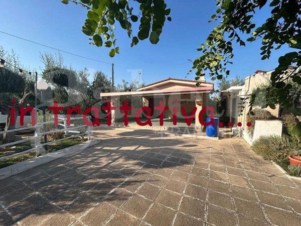 casa indipendente in vendita a Canosa di Puglia