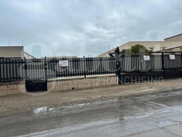 locale commerciale in vendita a Canosa di Puglia