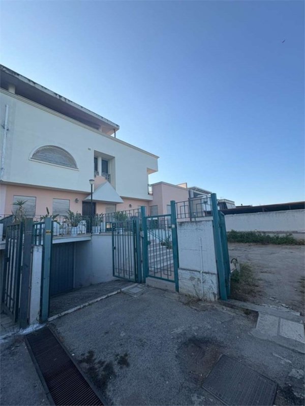 casa indipendente in vendita a Canosa di Puglia