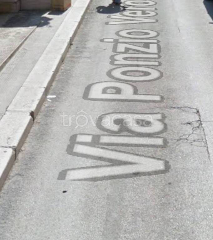 negozio in vendita a Canosa di Puglia