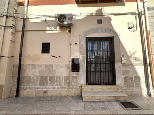 casa indipendente in vendita a Canosa di Puglia
