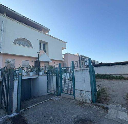 casa indipendente in vendita a Canosa di Puglia