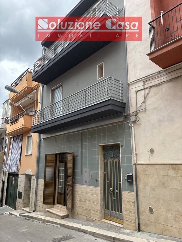 casa indipendente in vendita a Canosa di Puglia