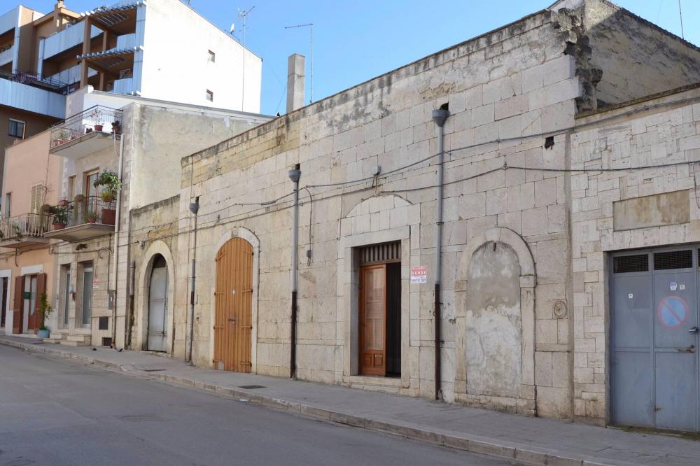 casa indipendente in vendita a Canosa di Puglia