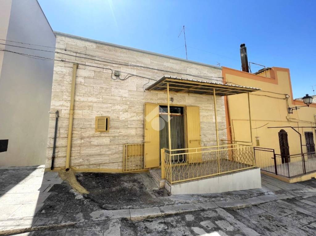 casa indipendente in vendita a Canosa di Puglia