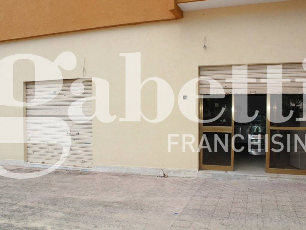 negozio in vendita a Canosa di Puglia