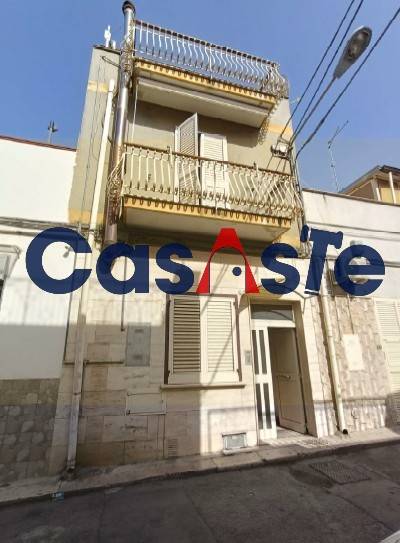 casa indipendente in vendita a Canosa di Puglia