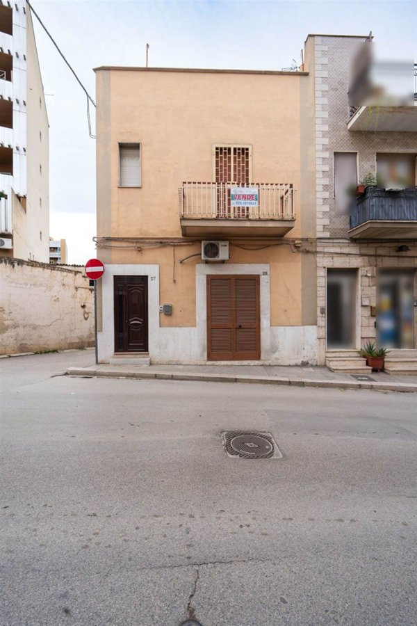 casa indipendente in vendita a Canosa di Puglia