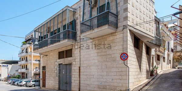 locale commerciale in vendita a Canosa di Puglia