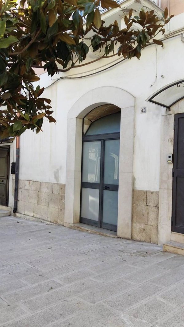 locale commerciale in vendita a Canosa di Puglia