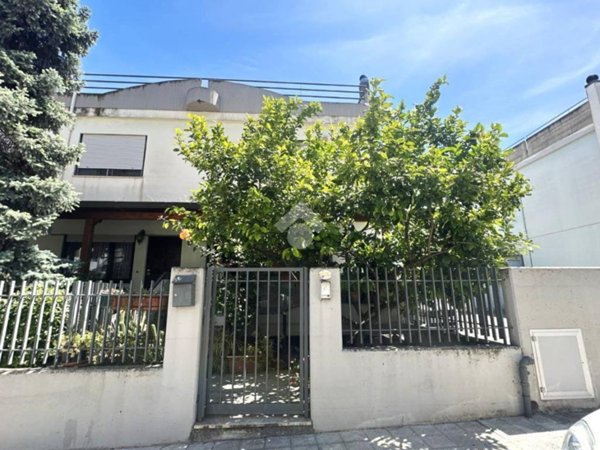 casa indipendente in vendita a Canosa di Puglia